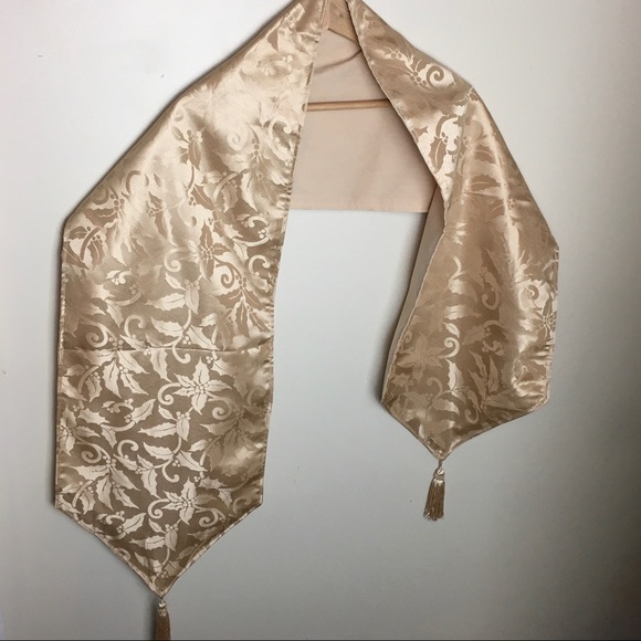 🛍️5/$20 Elrene Poinsettia Elegance Table Runner - Picture 3 of 4